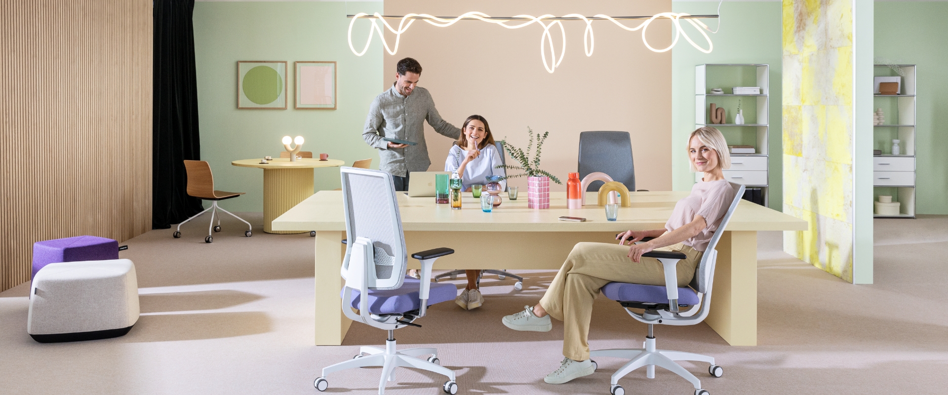 Perfekt für flexible Arbeitsplätze, passt automatisch. 