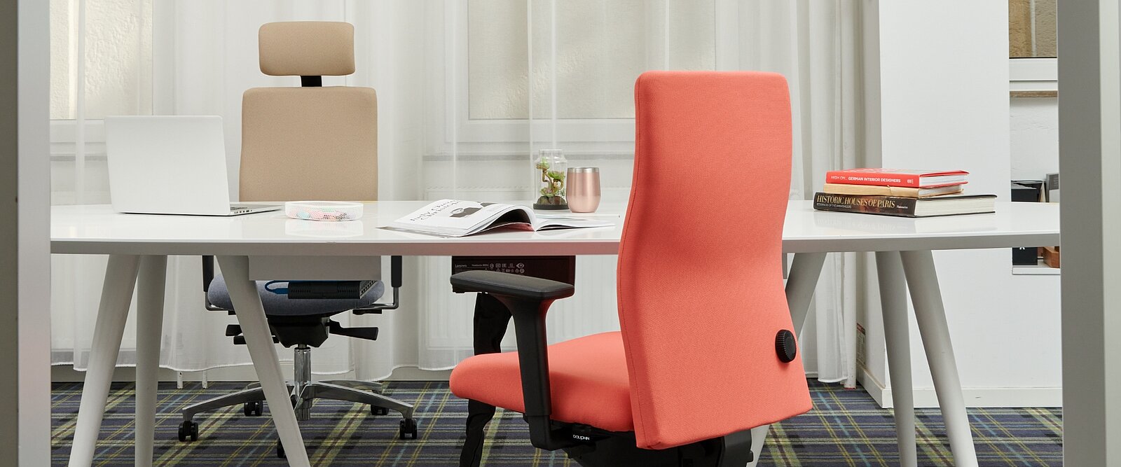 Die Shape economy2 comfort-Drehstühle mit Vollpolster-Rückenlehne haben eine der Wirbelsäule nachempfundene Rückenlehnenkontur für beste Unterstützung beim Arbeiten.